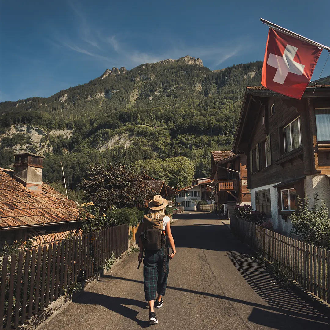 Frontalier marchant dans un village suisse Groupement transfrontalier suisse