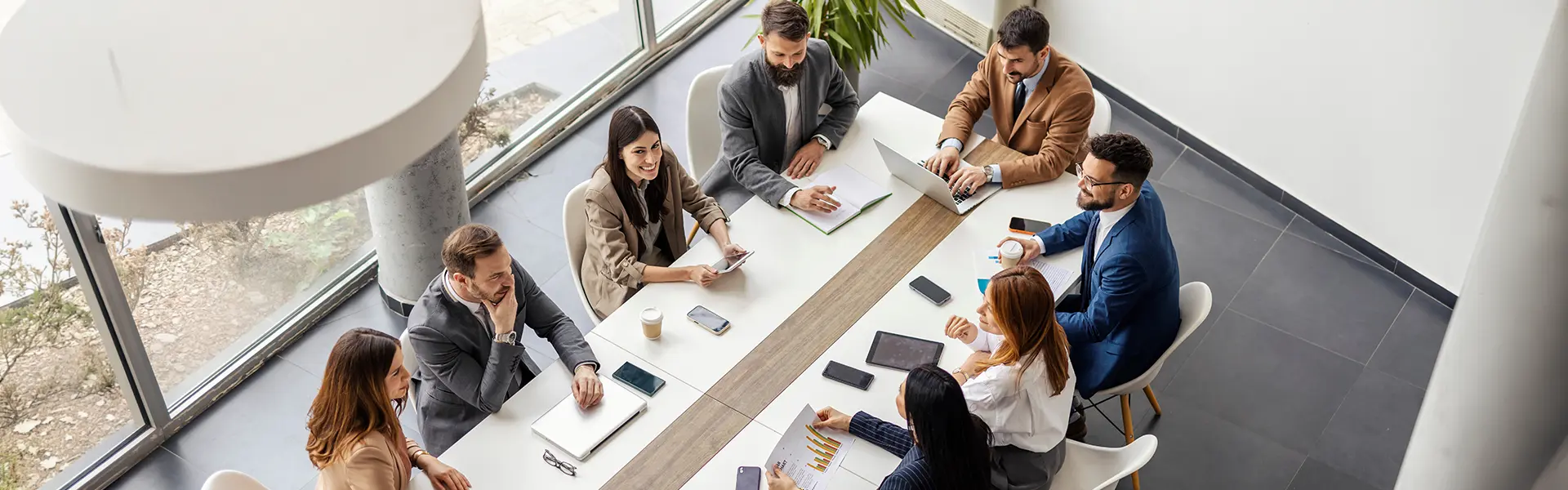 Réunion d'équipe en entreprise autour d'une table de conférence pour discuter des contrats de prévoyance collective des salariés