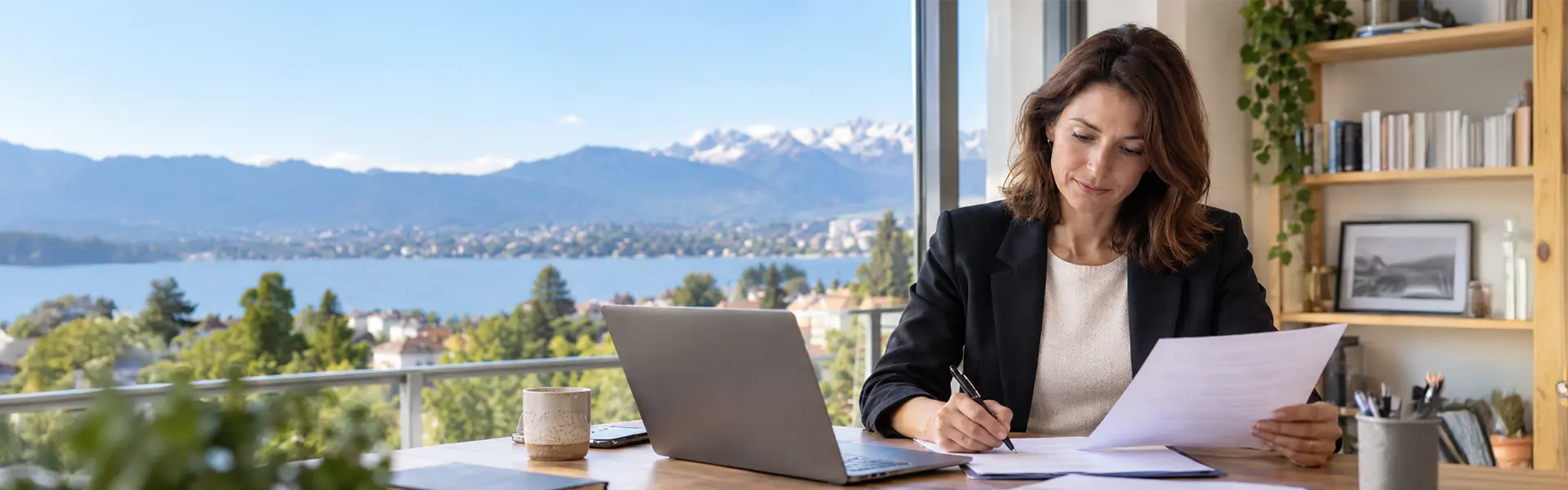 Une travailleuse frontalière prépare ses démarches d'affiliation à l'assurance maladie LAMal