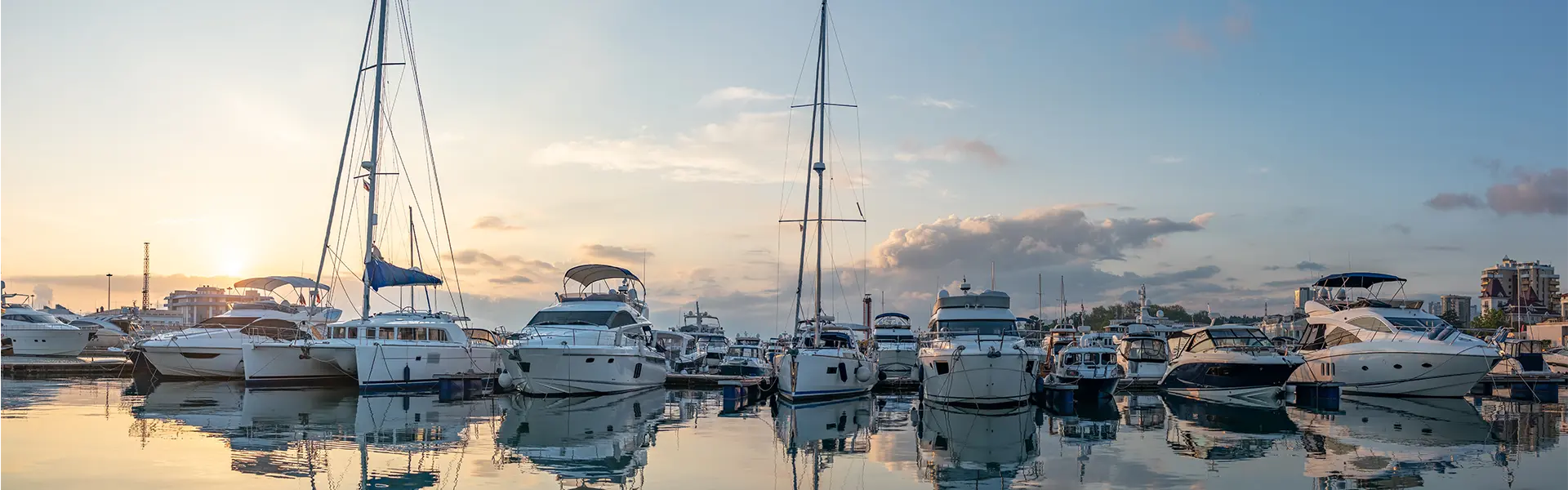 Bateaux de plaisance amarrés dans un port, illustrant l'obligation d'assurance réclamée par les règlements portuaires